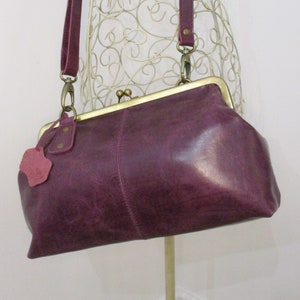 Doris Purple Clipbügeltasche, Ball Lock, Messing, lang, verstellbarer Riemen, Crossbody, Geldbörse, langlebiges Futter