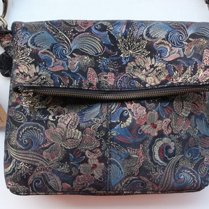 Mini sac pliable Amélie à imprimé exotique Turandot, Noir avec fermetures éclair multicolores à l'avant et à l'arrière, Bandoulière réglable, Spacieux mais petit, Croix