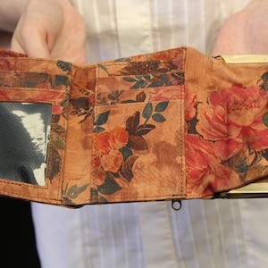Clip Frame Floral Print, Leder Portemonnaie, Kiss Verschluss, Dark Floral Bedrucktes Leder, Evanna Kleine Clip Geldbörse, Notizkarte und Münzräume