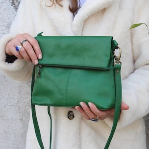 Sac messager à rabat, Sac à main en cuir de taille moyenne à rabat, Fermetures éclair à l'arrière et à l'avant, Cuir vert irlandais doux, Mini sac Foldo Amelie