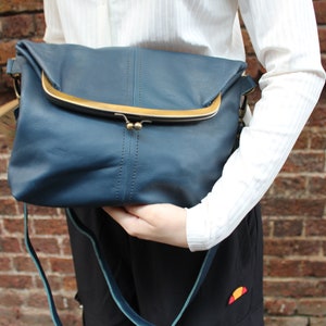 Sac à main avec fermoir sur le dessus, Cuir bleu, Dublin, Taille moyenne, Sac bandoulière réglable, Sac à rabat Kiss Lock, Fermetures éclair à l'arrière et à l'avant