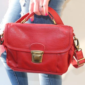 Sac funky en cuir rouge à plusieurs compartiments, Mini cartable rouge, Fermeture éclair dans le dos, Plusieurs compartiments intérieurs, Fermeture éclair latérale, Fermetures éclair Ykk, Longue bandoulière, Sangle de maintien