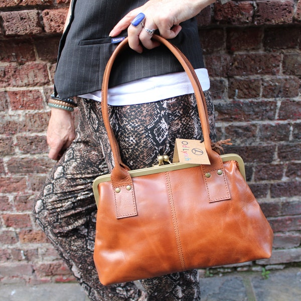 Tan shoulder bag, Doris model, Top clip tan leather purse, Brass colour fittings, Top clasp kiss lock purse, Top clip bag, Vintage vibes bag