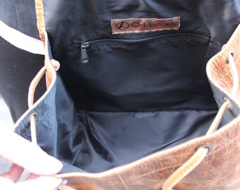 Mochila mediana de piel desgastada color canela con cierre