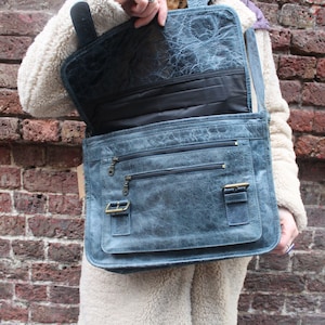 Satchel Double Navy Scrunchy, Distressed blue Leder, Verstellbarer Riemen, Fronttaschen, Innenfächer, 17 Zoll Laptoptasche, Top Henkel