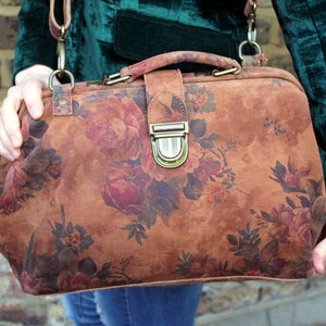 Doctor Bag Floral Suede Size 01, Dark floral printed Large handbag, Gladstone style, Mary Poppins vibes, Internal compartments, Grab handle