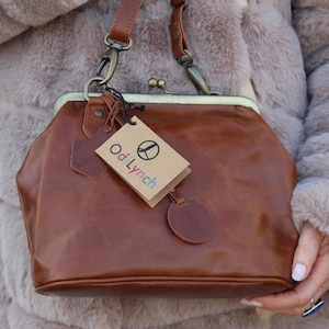 Bolso de mano de cuero con cierre superior Boston, tamaño mediano, bolso de cuero color canela con cierre de beso, ajuste perfecto para teléfono, billetera grande, gafas de sol y llaves, bolso Boston