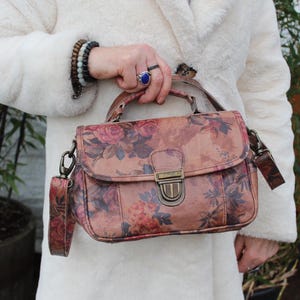 Bolso Saddle Pequeño Satchel en Piel Estampada Floral ''Funky'' con cierre de presión y varios compartimentos,