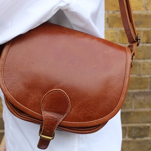 Satteltasche klein, Isabelle, Hellbraunes Glattleder, Vortasche unter Klappe, Innen Zip-Fach, verstellbarer Riemen, 70er Jahre Klassiker Oomy, leicht