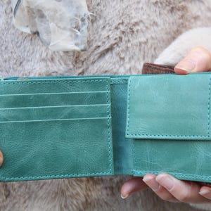 Cartera grande pequeña de cuero azul en turquesa descolorido, color de ensueño como el mar, cuero genuino, 7 espacios para tarjetas, 3 espacios para billetes, bolsillo para monedas también.
