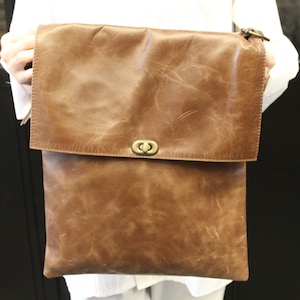 Großer Umschlag Messenger, Twister Lock Bag aus braunen Leder, Braune Cross Body Tasche, 6 Fächer insgesamt, Rückseite und vordere außen YKK Reißverschlüsse,