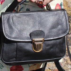 Bolso Pushlock negro, estilo mini cartera, bolso moderno, asa superior, correa larga ajustable, múltiples bolsillos, compartimento trasero e interno
