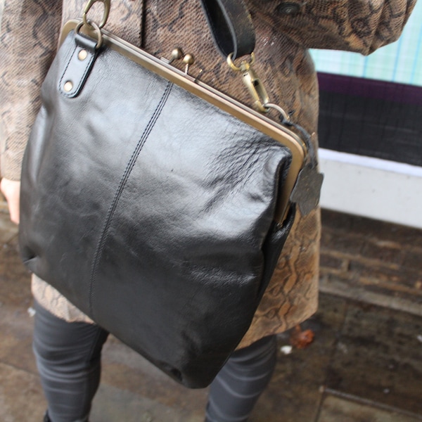Borsa a tracolla in pelle nera con chiusura a scatto: cornice con clip in stile vintage