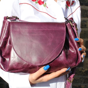 Lila Ledertasche Cross-Body Schultertasche multi Compartments, Kordelzug, Chantal Modell, Langer Riemen, Mehrfach, Rückentasche, Verstellbar