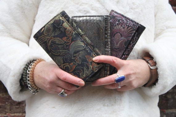 Dark Silver Croc Accordion Wallet: Multi Compartment Clutch