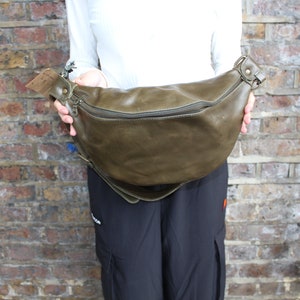 Bum bag over sized, Olive green leather, Fanny pack medium, Med weekend, Fanny Hip bag, Inner organizer detail, Inner card spaces image 9