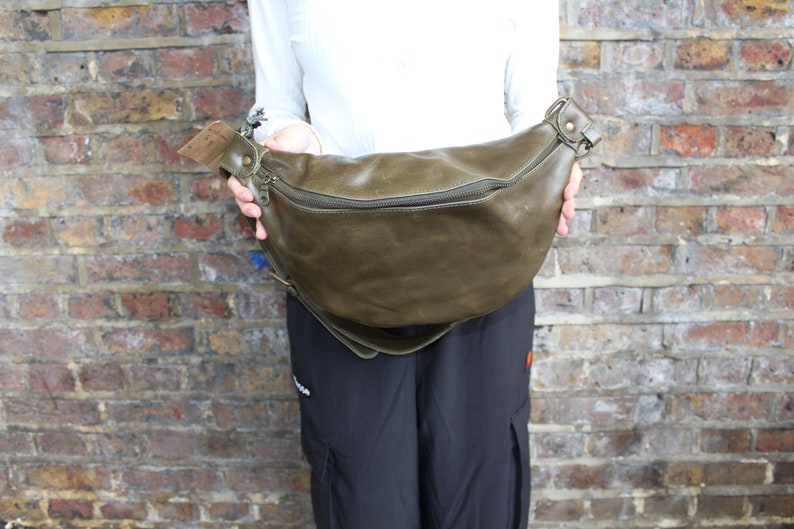 Bum bag over sized, Olive green leather, Fanny pack medium, Med weekend, Fanny Hip bag, Inner organizer detail, Inner card spaces image 9