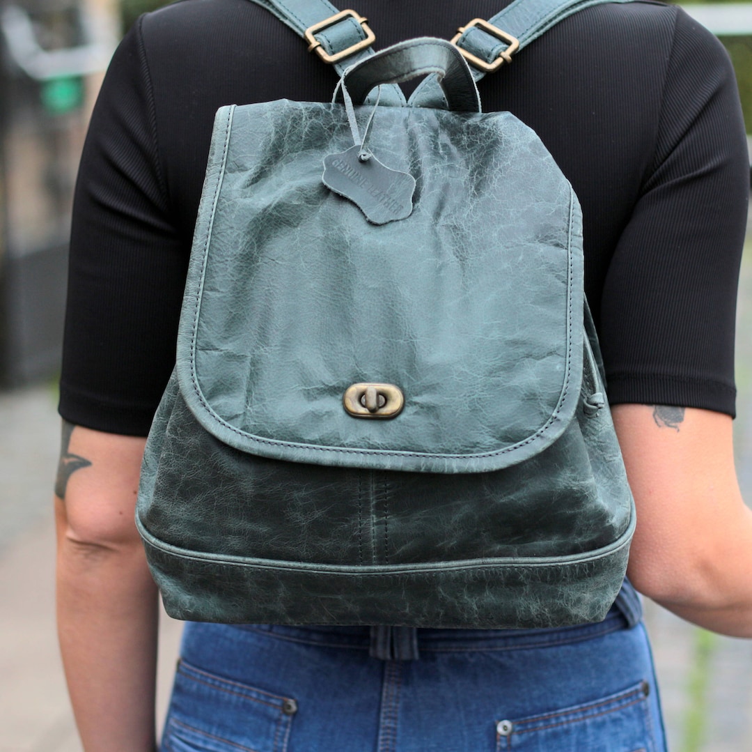 Mochila de cuero desgastado azul marino: estilo vaquero