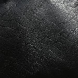 Saddle bag, Black leather, Front pocket, Internal zip compartment, Adjustable strap, Shiny black leather, 70's style handbag, Crossbody bag image 2