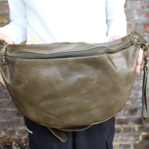 Bum bag over sized, Olive green leather, Fanny pack medium, Med weekend, Fanny Hip bag, Inner organizer detail, Inner card spaces image 3