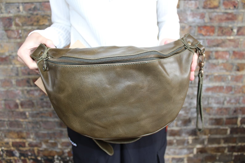 Bum bag over sized, Olive green leather, Fanny pack medium, Med weekend, Fanny Hip bag, Inner organizer detail, Inner card spaces image 3