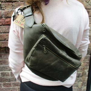 Riesen Gürteltasche, Bauchtasche, Olivgrün Leder, YKK Reißverschlüsse, zwei Fächer plus Platz für interne Reißverschluss, verstellbar, Brust oder Taille, übergroß