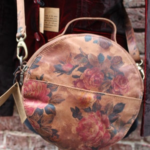 Bolso circular de piel, Bolso Rupert grande, Piel con estampado floral, Bolso circular, Bolso de mano redondo, Bandolera, Bolsillo delantero, Dos bolsillos interiores