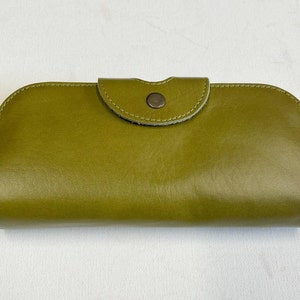 Grand portefeuille en cuir vert pomme avec plusieurs compartiments