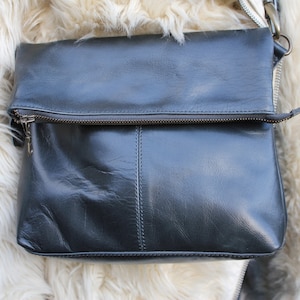 Sac à rabat, messager de taille moyenne, sac bandoulière repliable, sac en cuir bleu marine, fermetures éclair à l'arrière et à l'avant, poches intérieures, sac à main zippé YKK
