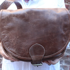 Grande sacoche en cuir marron vieilli : bandoulière à boucle