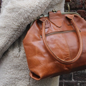 Top clip tan leather bag, Top handle zipped ball clasp handbag, Lucy, Clasp lock bag, Detachable long strap, Shoulder bag clasp lock, Purse