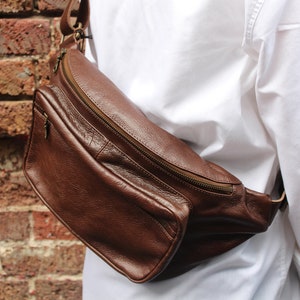 Sac banane Cuir souple marron, Sac banane géant, Très grand sac banane, Cuir brillant, 2 grandes poches avant, Fermeture éclair sur le dessus de 35 cm, Bretelles réglables