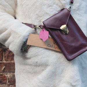 Bolsa para celular com fecho push lock, compartimentos internos para cartão, dois compartimentos internos, bolso traseiro com clipe, couro roxo, bolsa com alça removível