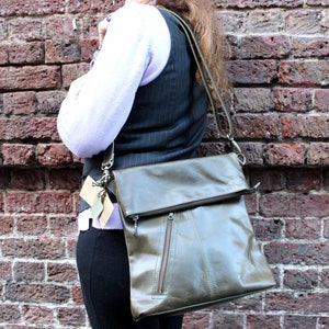 Sac besace vert olive, Poche avant en biais, Compartiments internes, Fermeture éclair dans l'arrière, Amélie, Sac en cuir à rabat, Porte-monnaie vert foncé à rabat