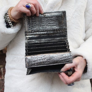 Cartera de plata oscura, Madamzel, Cocodrilo de plata oscura, Monedero estilo acordeón, Cartera plateada grande, Cartera estilo embrague, Compartimento múltiple, Chic