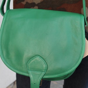 Isabelle Satteltasche, Irish Green, Vordertasche, Innentasche, Lange verstellbare Gurtband, Cross Body Tasche, Roomy, Weiches Leder, Leicht