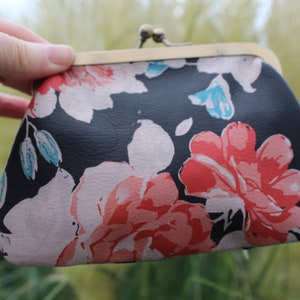 Florale Geldbörse Leder, Blau Rot Weiß und Schwarz Clip Geldbörse, Verschluss Geldbörse Blumen, Flowerprint Leder Geldbörse, Münzen und Karten Geldbörse, Große Geldbörse
