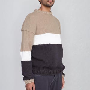 Patrón de suéter de hombre fácil con rayas para máquina de tejer Sentro 48 o Addi King Suéter de cuello redondo de invierno: ¡tutorial para suéter de hombre!