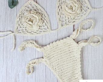 Patrón de traje de baño de crochet para traje de baño hecho a mano: top de encaje de verano para la playa con detalle de rosa en 3D y parte inferior atrevida.