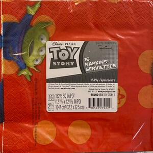 Puede incluir: Un paquete de 16 servilletas de papel rojo, de dos capas, con tem&aacute;tica de Toy Story. Las servilletas presentan una imagen de dibujos animados del personaje Buzz Lightyear, con las palabras "Toy Story" y "Party Express from Hallmark" impresas en la parte delantera. La parte posterior de la servilleta tiene una descripci&oacute;n del producto, incluyendo el tama&ntilde;o de las servilletas, que son de 32,2 cm por 32,5 cm.