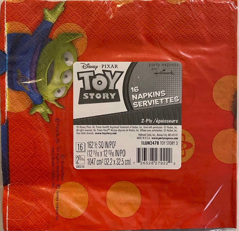 Puede incluir: Un paquete de 16 servilletas de papel rojo, de dos capas, con tem&aacute;tica de Toy Story. Las servilletas presentan una imagen de dibujos animados del personaje Buzz Lightyear, con las palabras "Toy Story" y "Party Express from Hallmark" impresas en la parte delantera. La parte posterior de la servilleta tiene una descripci&oacute;n del producto, incluyendo el tama&ntilde;o de las servilletas, que son de 32,2 cm por 32,5 cm.