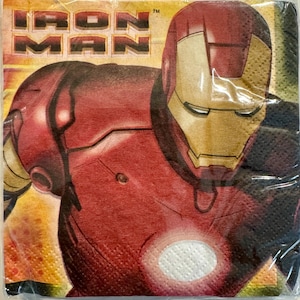 Puede incluir: Servilletas de papel de Iron Man con un diseño rojo, amarillo y negro. La imagen presenta la cara y la armadura del pecho de Iron Man. El texto "Iron Man" está impreso en letras negras y negritas en la parte superior de la servilleta.