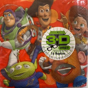 Puede incluir: Un paquete de 16 servilletas de papel rojas con un efecto 3D que presenta personajes de la franquicia de pel&iacute;culas Toy Story. Los personajes incluyen a Woody, Buzz Lightyear, Jessie y Mr. Potato Head. El texto en las servilletas dice "Amazing 3D Effect! Glasses sold separately. 16 Napkins 12 11/16 in x 12 13/16 in 1047 cm&sup2; (32.2 cm x 32.5 cm)"