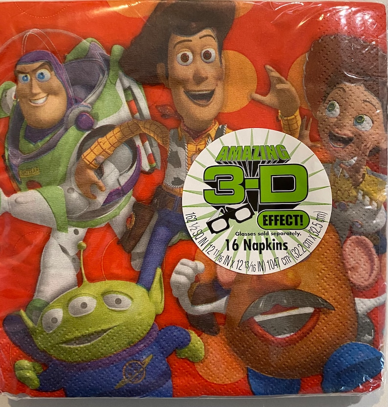 Puede incluir: Un paquete de 16 servilletas de papel rojas con un efecto 3D que presenta personajes de la franquicia de pel&iacute;culas Toy Story. Los personajes incluyen a Woody, Buzz Lightyear, Jessie y Mr. Potato Head. El texto en las servilletas dice "Amazing 3D Effect! Glasses sold separately. 16 Napkins 12 11/16 in x 12 13/16 in 1047 cm&sup2; (32.2 cm x 32.5 cm)"