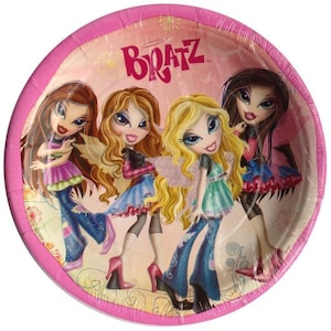 Könnte beinhalten: Rosa Papierservietten mit vier Bratz-Puppen in rosa, blauen und violetten Outfits. Die Bratz-Puppen stehen auf einem rosa Hintergrund mit einer weißen Wolke und dem Wort "Bratz" in rosa Buchstaben.