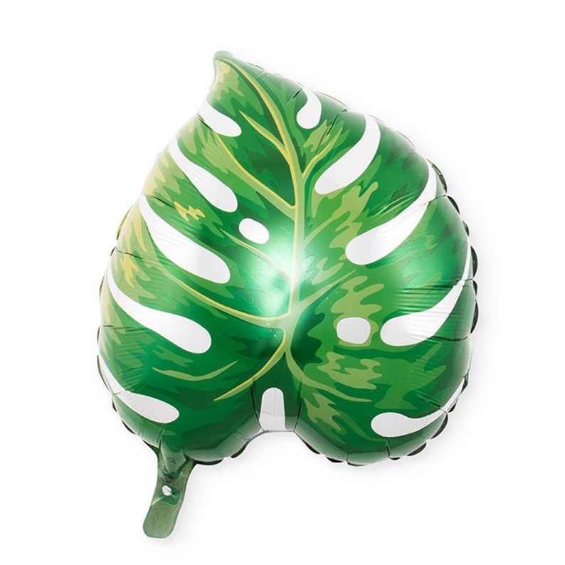 Op de afbeelding: Groene en witte folie ballon in de vorm van een tropisch blad. Het blad heeft een wit adernetwerk en een glanzende afwerking.
