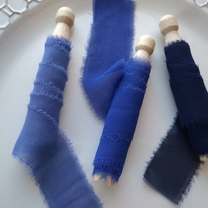 Ruban déchiré à la main bleue, ruban de bouquet, bande de ventre d'invitation, rubans de carte de place de bord brut, bleu poussiéreux, bleu royal et bleu marine, mousseline de soie