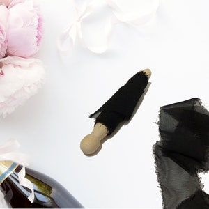 Bouquet di nastri strappati a mano nera, fascia per la pancia dell'invito, confezione regalo, bordo grezzo, strisce di tessuto strappato, bordo di mischia naturale