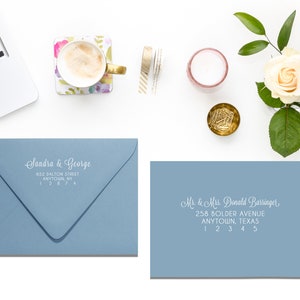 Enveloppe bleu cendré avec adressage complet, Enveloppes imprimées, Calligraphie numérique, Impression à l'encre blanche, Impression d'adresse d'invités à un mariage