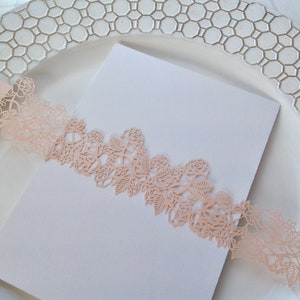 Blush Laser Cut Einladung Bauchband, FloralEs Rosen Design, Hochzeitseinladung Bauchband
